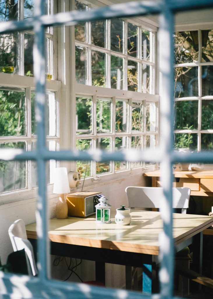 Une table de café installée dans une véranda ensoleillée