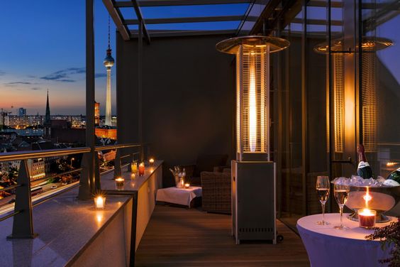 Terrasse équipée d'un parasol chauffant