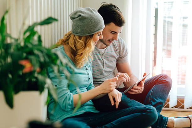 Couple qui consulte la performance énergétique de son système de chauffage