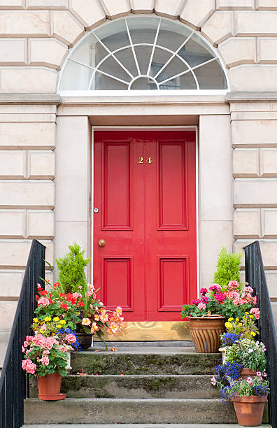 Porte d'entrée rouge avec bonne isolation thermique et phonique