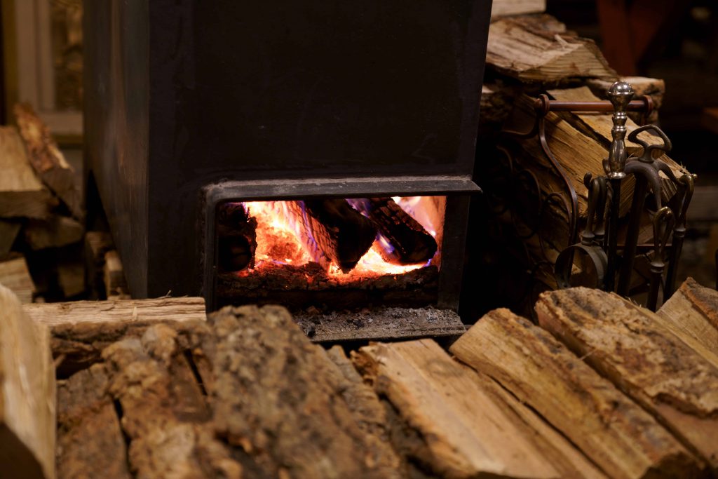 Un feu de bois dans un chauffage