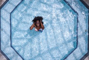 Baignade dans une piscine creusée