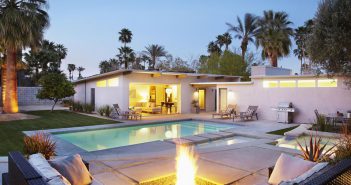 Terrasse de maison moderne avec piscine et brasero