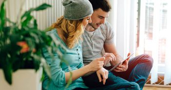 Couple qui consulte la performance énergétique de son système de chauffage