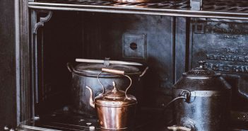 Une cuisinière au bois vintage noire