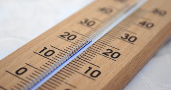 Thermomètre en bois avec liquide bleu